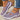 Chaussures lilas Beatrix, portées, jambes croisées, fond bois clair