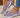 Chaussures lilas Beatrix, portées, jambes croisées, fond bois clair