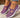 Chaussures violettes pour femme, portées, fond en bois, vue gauche