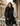 Femme marchant en extérieur avec le trench Eloise™, look urbain structuré