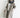 Femme portant le manteau trench Elina beige avec capuche