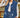 Femme portant un gilet en jean bleu clair sans manches, look décontracté
