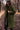 Manteau teddy long vert kaki porté en extérieur