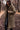 Manteau teddy taupe avec pantalon en cuir, tenue élégante