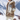 Veste beige clair à capuche portée avec un pantalon blanc en montagne
