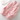 Veste polaire rose pliée sur une chaise